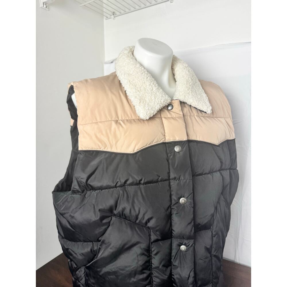Levi's Quilted Black and Cream Puffer Vest with Sherpa Collar XXL NWOT - Picture 3 of 9